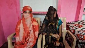 बेटी से छेड़छाड़ करता पिता 